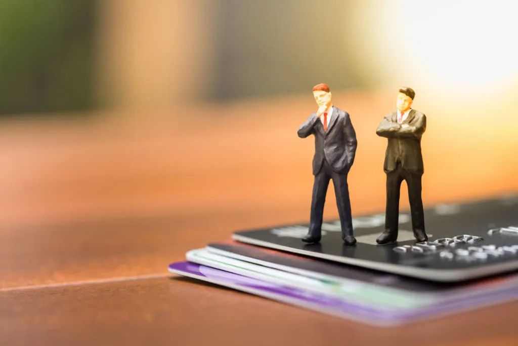  信用卡年费悄然累积，消费者权益屡遭侵害；银行提醒缺失引发维权风波。 新闻 信用卡年费悄然累积，消费者权益屡遭侵害；银行提醒缺失引发维权风波。 新闻