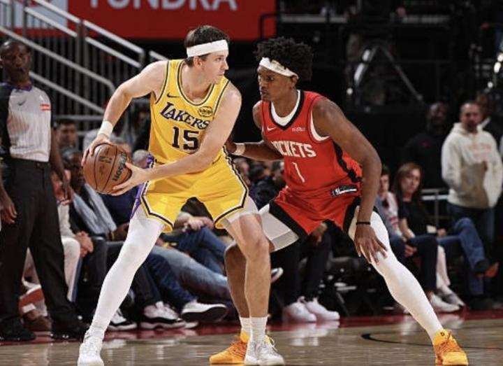  里夫斯赛后直言，团队防守锁死杜兰特；湖人硬拼火箭，拿下关键胜利。 体育新闻 里夫斯赛后直言，团队防守锁死杜兰特；湖人硬拼火箭，拿下关键胜利。 体育新闻