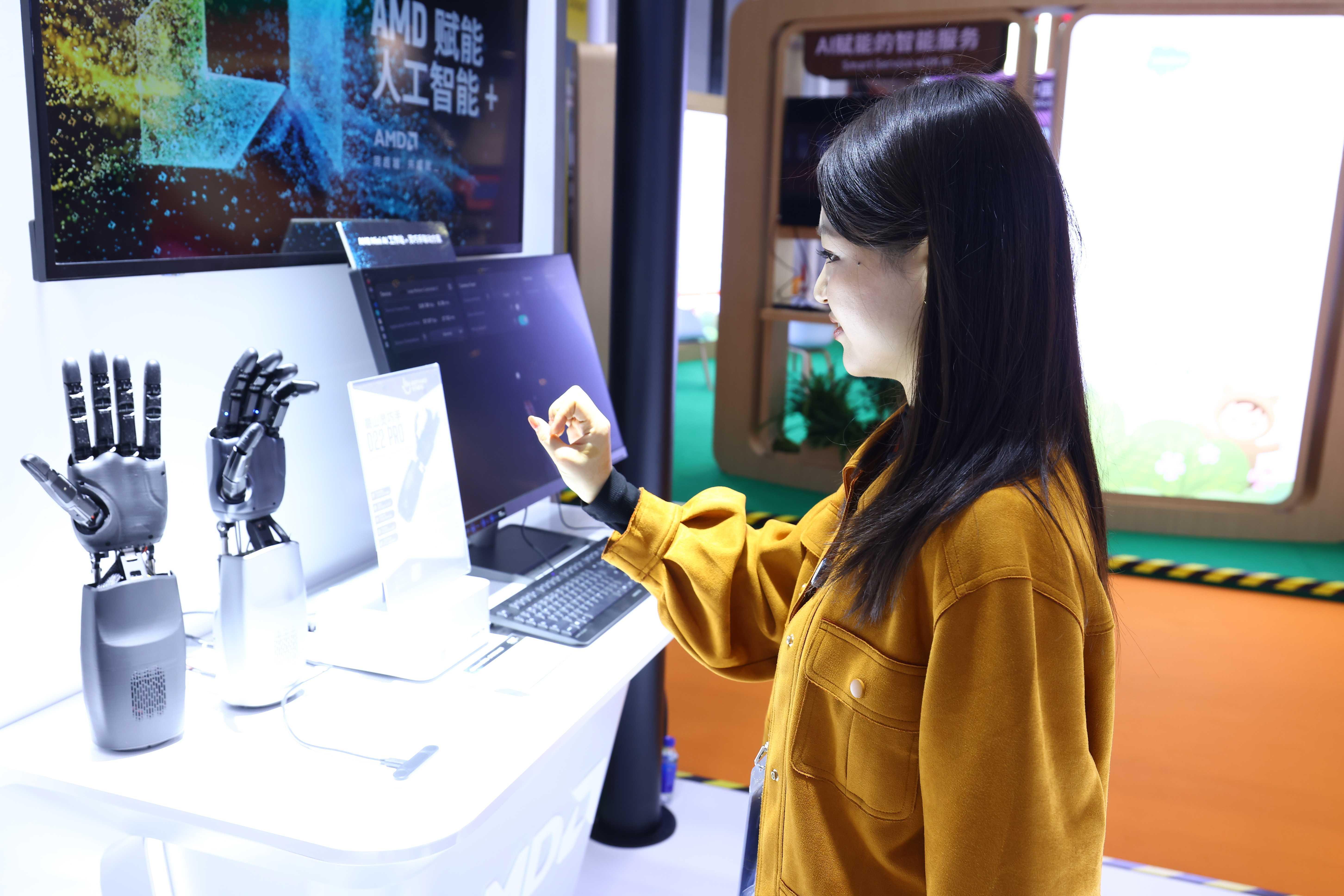  【技术深挖】从广交会看中国机器人出海：价格腰斩背后的产业链重构与具身智能爆发 IT技术